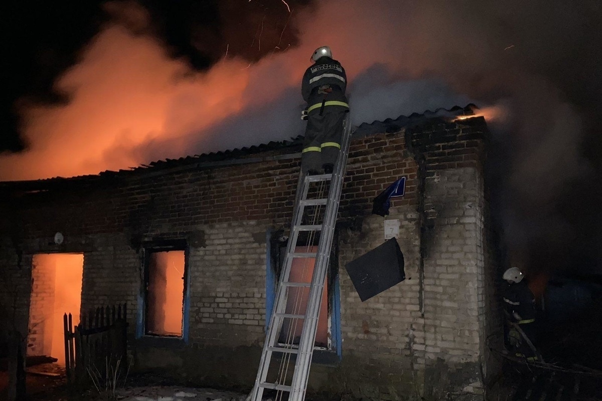 Что произошло в брянске вчера и сегодня. Пожар фото. Пожар в доме. Сгоревший дом. МЧС пожар.