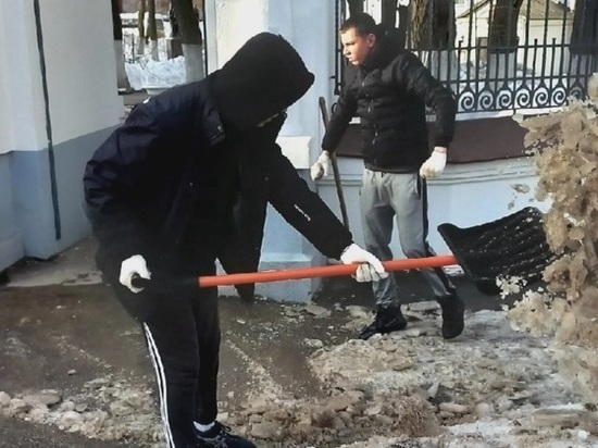 В Иванове добровольцы провели субботник у церквей