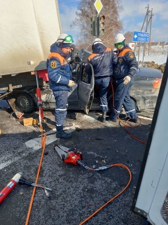 Пензенские спасатели ликвидировали последствия ДТП в Саловке