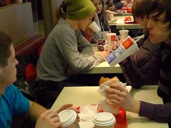 Россияне бросились продавать еду из McDonald’s по фантастическим ценам