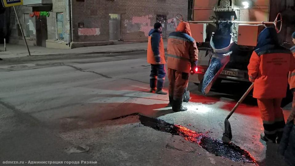 В феврале в мастерской отремонтировали 480. Чрезвычайные ситуации на дорогах. Выбоина на дороге. Выбоины на доме. Ремонт сквера.