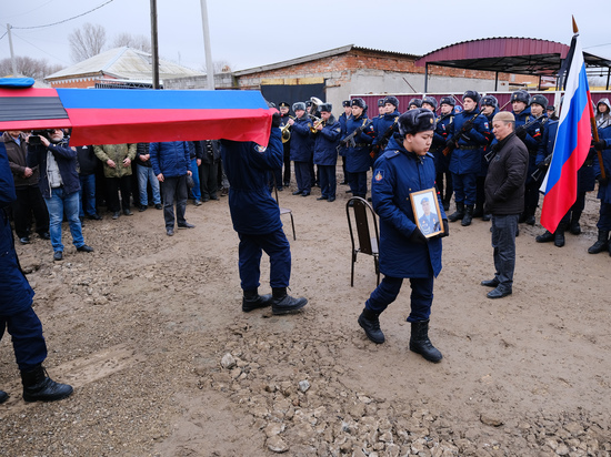 «Гибель сына, мужа, брата – это всегда трагедия»: в Астрахани простились с 29-летним Темирланом Джасагуловым, погибшим в ходе спецоперации
