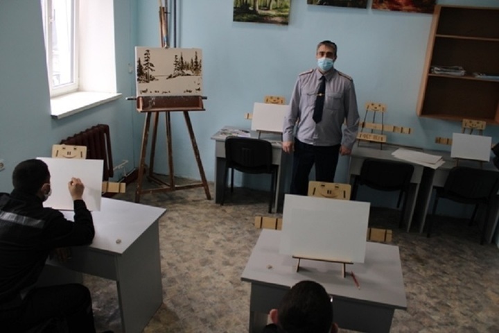 Всюду жизнь: сидельцы в костромской ИК-1 учатся рисовать