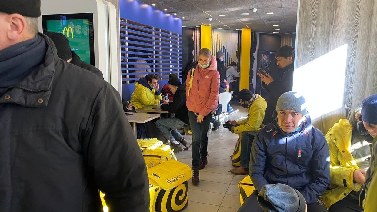 «Два бургера и картошку фри»: как петербуржцы прощаются с первым McDonald's в городе