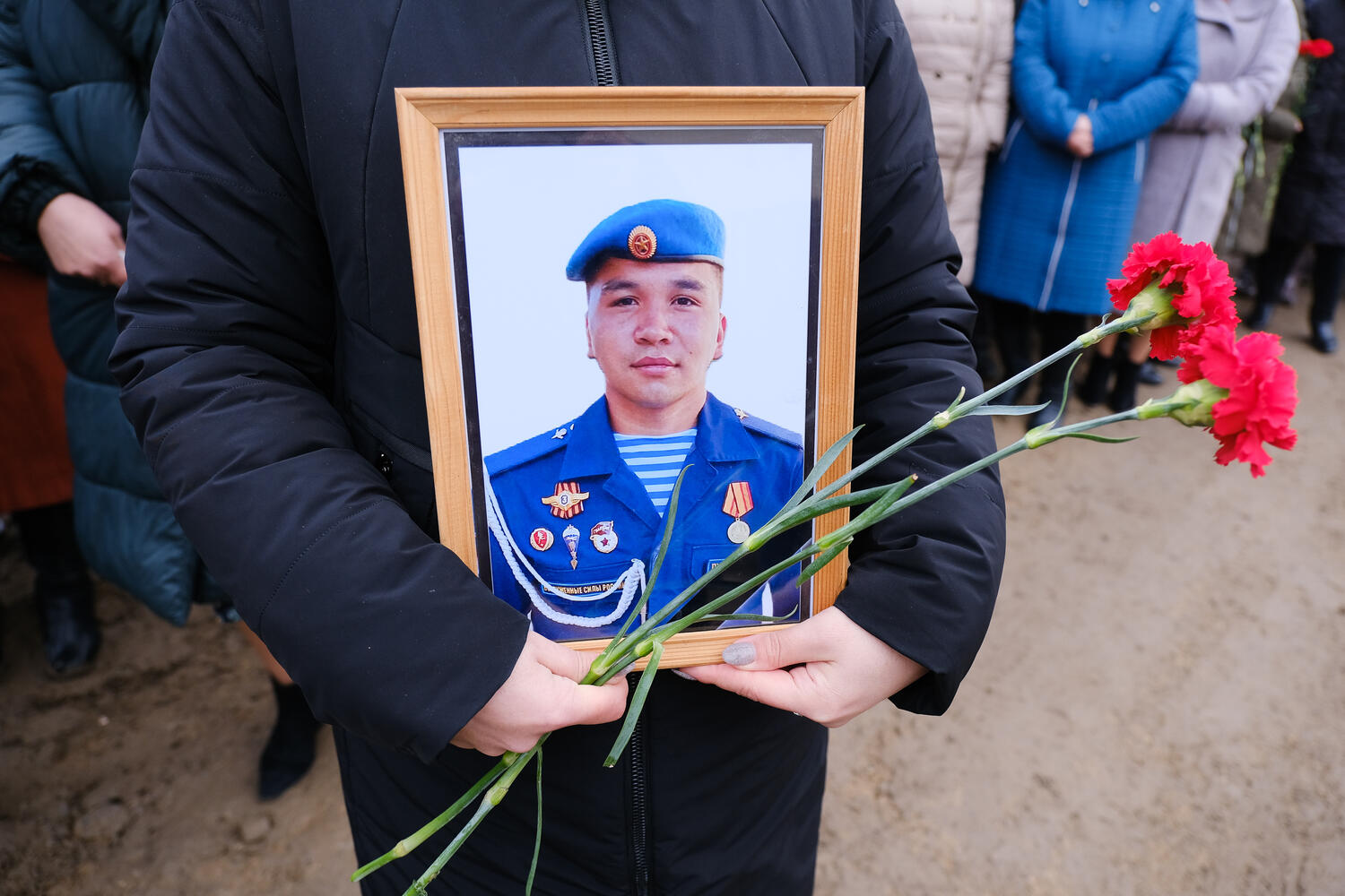 В Астрахани похоронили еще одного бойца, погибшего в ходе спецоперации: кадры прощания с героем 