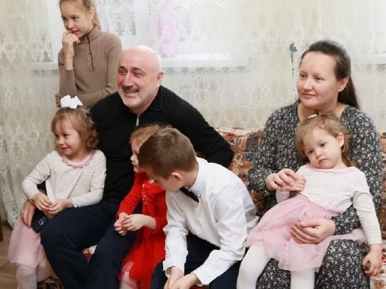 Многодетную семью из Барнаула порадовали музыкальным подарком