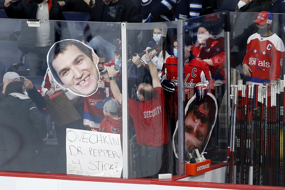 А российский хоккеист продолжает писать историю НХЛ