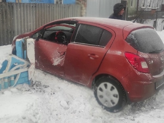 В курском поселке Медвенка легковушка Opel протаранила забор