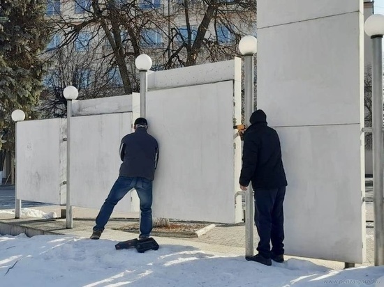 В центре Пензы починили Галерею почета