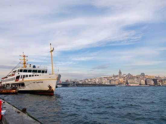 Турция закрыла движение судов через Босфор из-за непогоды