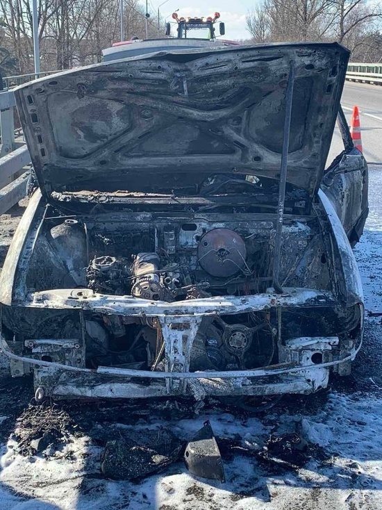 В Смоленске выгорела иномарка у остановки на Витебском шоссе