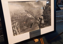 В честь 105-летия легендарного фотографа Евгения Халдея в Москве показали фотоотпечаток с оригинального негатива снимка "Флаг Победы на рейхстаге"