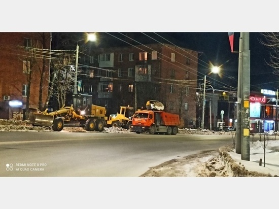 В Смоленске продолжается круглосуточная уборка улиц от снега