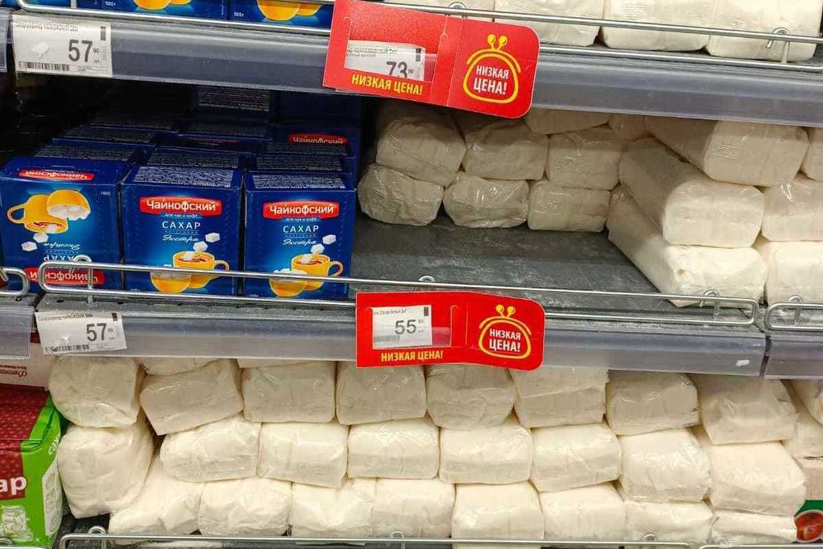 Сахар пятерочка цена 1 кг сегодня. Сахар в магазине. Воронежский сахар. Сахар цена. Сахар кг.