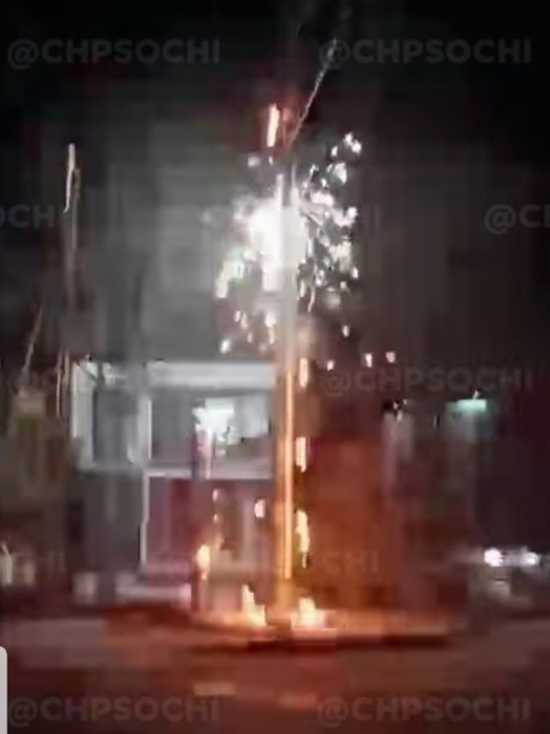 Это фейерверк: вечером в Хостинском районе Сочи загорелся столб ЛЭП