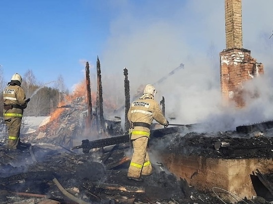 При пожаре в Пестовском районе погибли старушка и четырехлетний ребенок