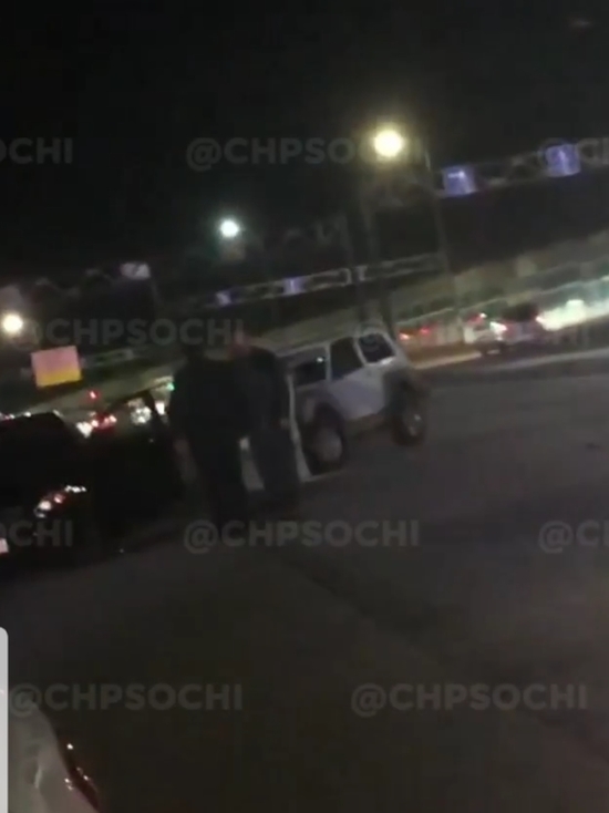 В Сочи водитель LADA врезался в припаркованный Mercedes