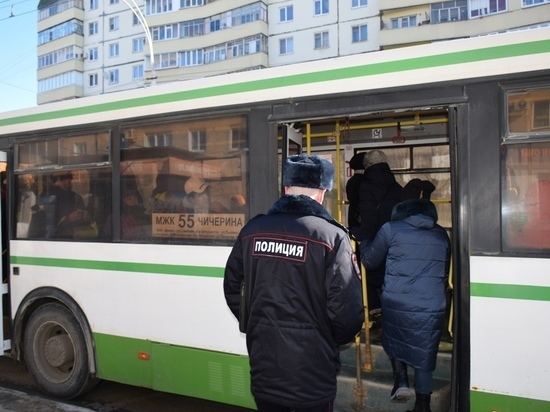 В Тамбове проверили соблюдение масочного режима на остановке «Чичканова»