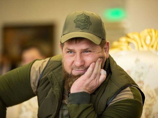 В Чечне оказали денежную помощь семьям участников операции на Украине