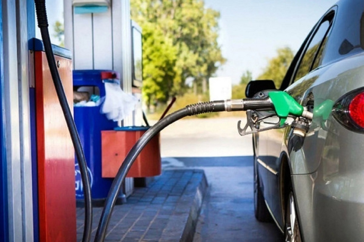 В Америке и Европе бензин стремительно дорожает, а в России — дешевеет