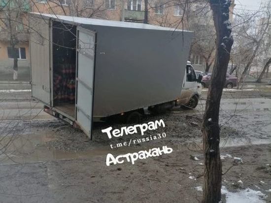 В Астрахани земля поглотила «ГАЗель»