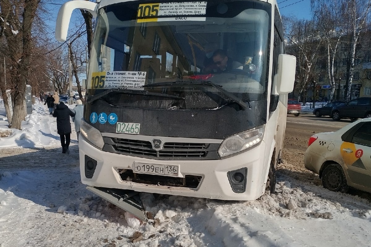 Хлевное воронеж автобус сегодня. Водитель Воронежского автобуса. Водитель автобуса в Воронеже. Авария в Воронеже с автобусом 105.