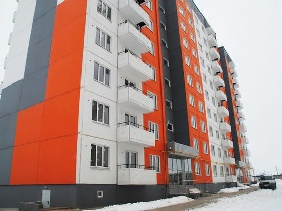 В Железногорске Курской области 82 детям-сиротам вручили ключи от новых квартир