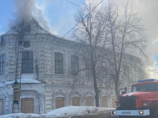 В Сарапуле загорелись 2 дома на ул. Раскольникова