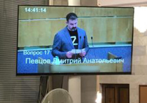 Депутат Госдумы Дмитрий Певцов в пятницу, 11 марта, выступал с парламентской трибуны в майке с символом Z