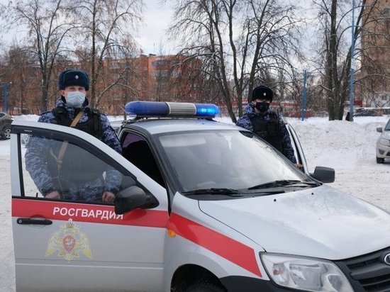 В Курске росгвардейцы задержали 35-летнего мужчину, ранившего ножом знакомого