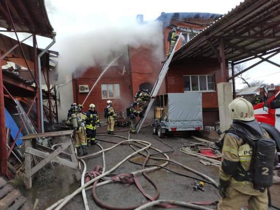В Ростове через восемь с половиной часов потушили крупный пожар на складе
