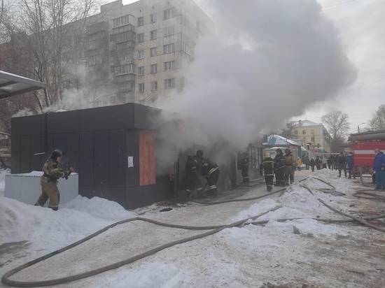 В Челябинске загорелся торговый павильон