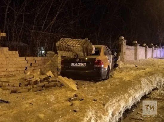 Каршеринговое авто влетело в кирпичный забор в Казани, пострадал ребенок