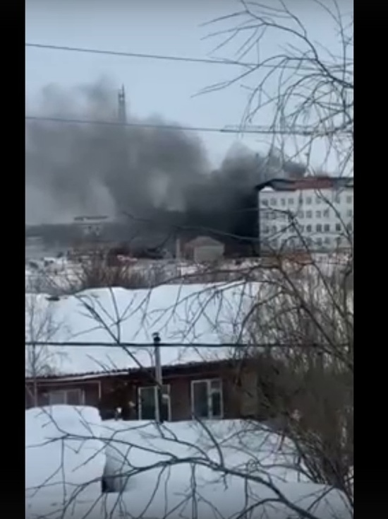 В Салехарде загорелся утеплитель в строящейся школе