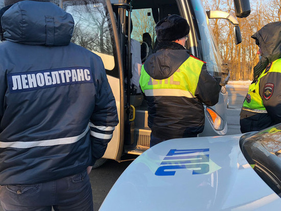 Инспекторы выявили 25 нарушений во время проверок такси и автобусов в Ленобласти
