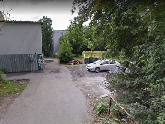 Водитель мусоровоза во дворе задавил пожилого екатеринбуржца