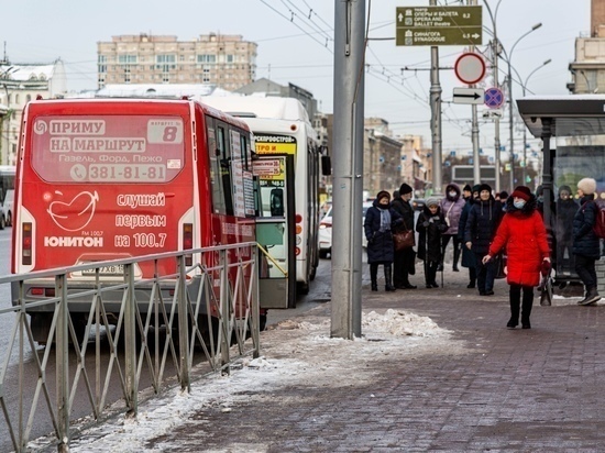  На двух новосибирских троллейбусах и маршрутках появились наклейки с буквой «Z»