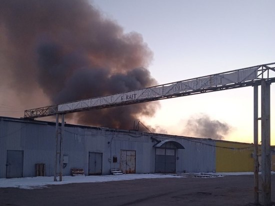 На книжном рынке в Донецке после обстрела начался пожар