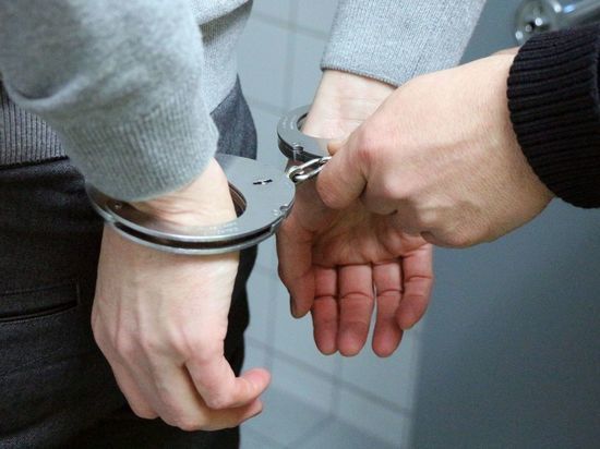 Против петербуржца, протащившего полицейского по асфальту, возбудили дело