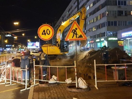 Два сотрудника «Теплосети» провалились в кипяток на Будапештской улице