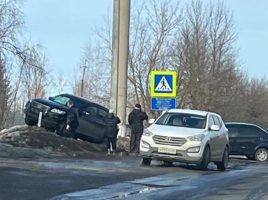 В Сасове Рязанской области Toyota вылетела с дороги на сугроб