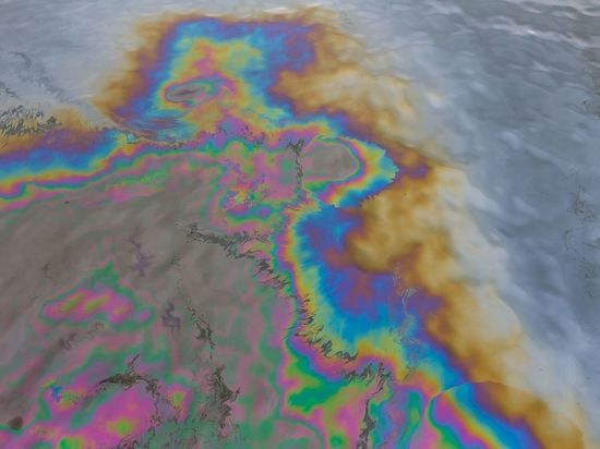 В акватории Невы нашли разлив нефтепродуктов