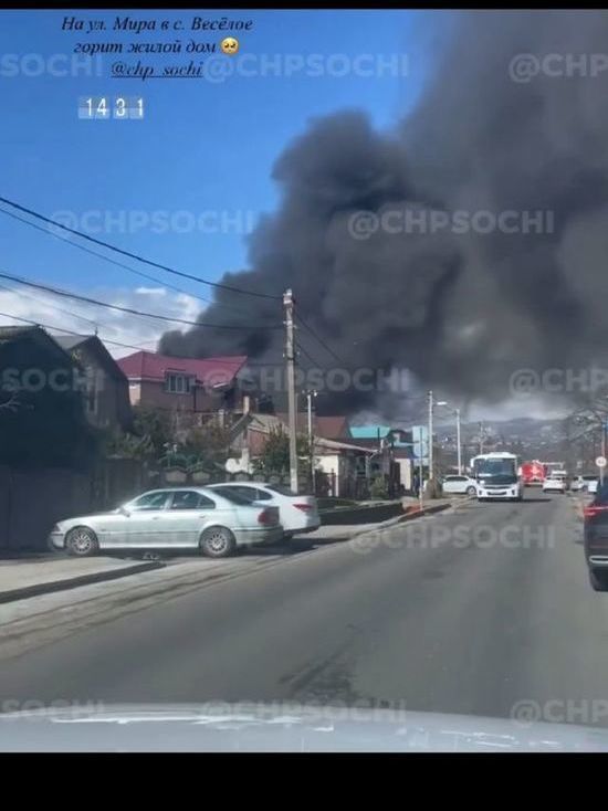 Очевидцы выложили в соцсети видео пожара в Сочи