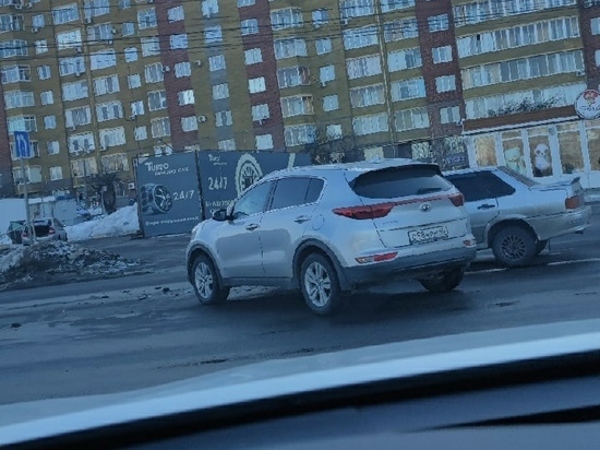 В Курске на проспекте Победы столкнулись две легковушки