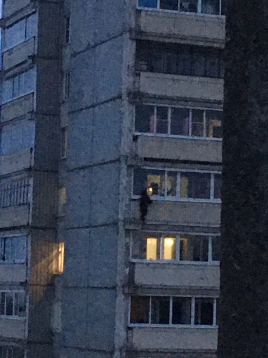Подросток в Петрозаводске балансировал с уличной стороны застекленного балкона