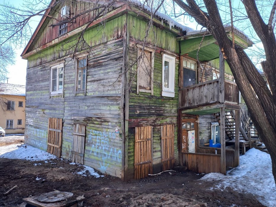 Между стройкой и помойкой: суровый быт жителей бараков в историческом центре Хабаровска
