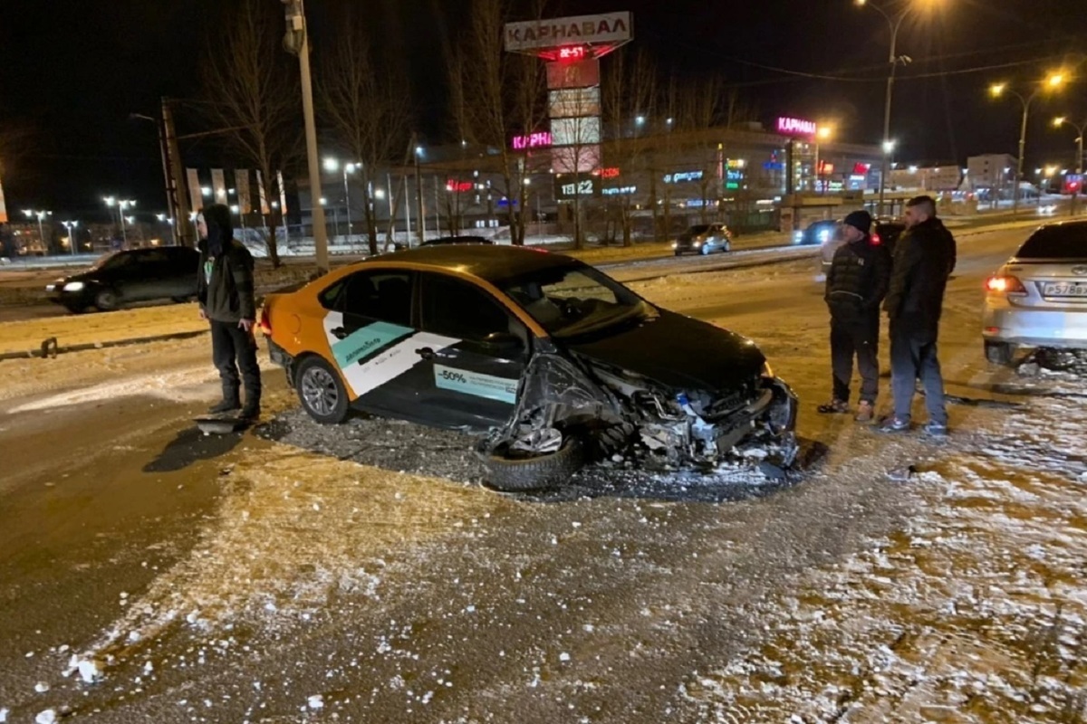 Пьяный водитель разбил «Делимобиль» об столб в Екатеринбурге - МК  Екатеринбург