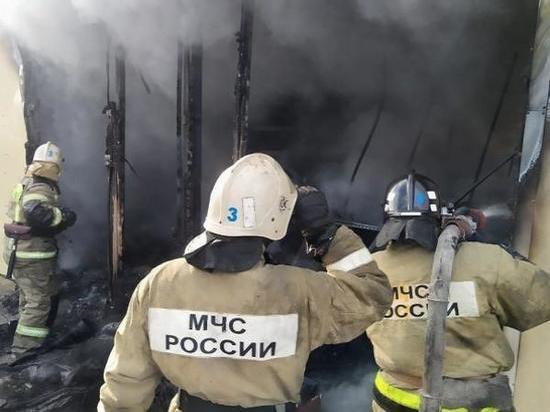Крупный пожар случился в банном комплексе в Ростове