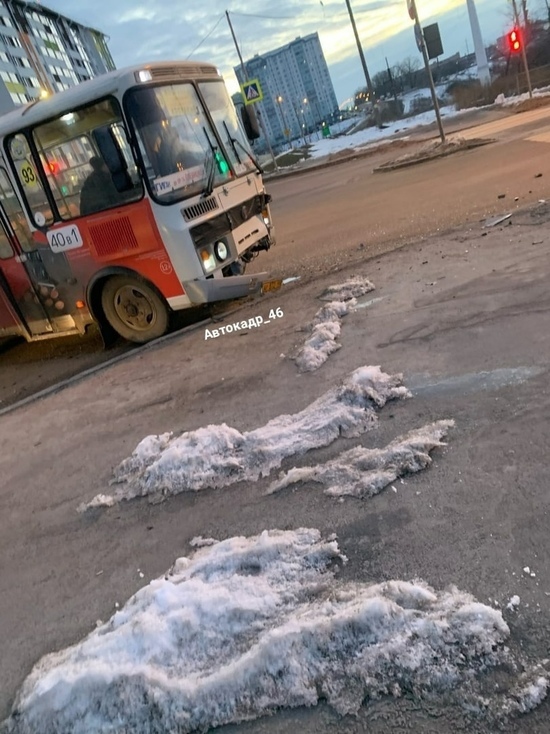 В Курске 14 марта произошло ДТП с маршрутным автобусом «ПАЗ»