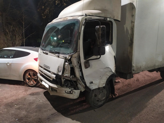 В Рязани на улице Шевченко грузовик Isuzu врезался в столб